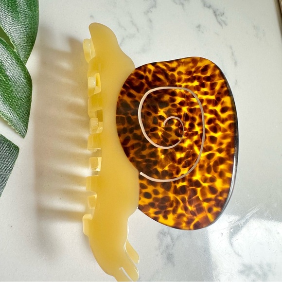 2/$30🌵 Snail Claw Clip Hair Accessory Tortioiseshell Slug Cute Acrylic Gift NEW - Picture 4 of 7
